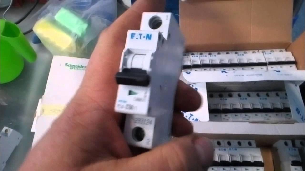 Модульный мотор привод для модульных автоматов chc. Ае 1031м 16а. Автоматические выключатели видео. Моторный привод iek. Автомат abb 25а.