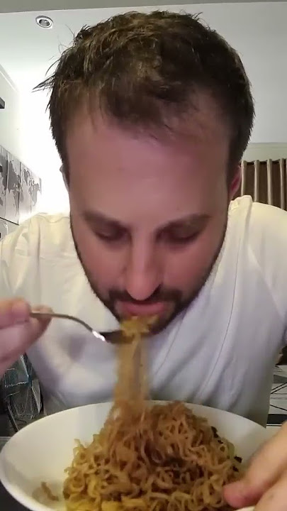 Unfunny American tries Indomie for the first time.