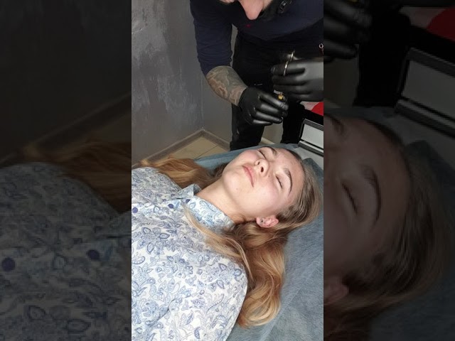 Пирсинг брови. В присутствии родителей.