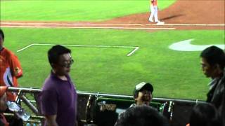 20110406 台南球場 牛牛獅獅大對決-忘了誰是主角