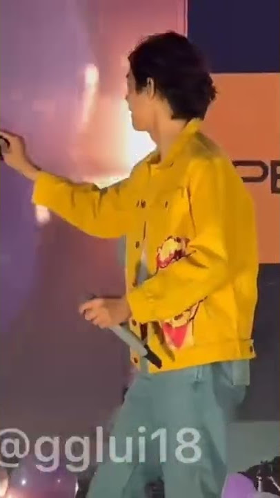taehyung playing with his cap 😍😍// BTS v PTD Las Vegas concert 2022 day 3