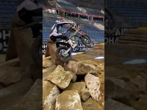 Video: Tadeusz Blazusiak tidak memberikan pilihan dan juga memenangkan SuperEnduro Polandia