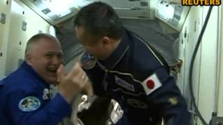 Космонавты МКС играют с незаженным факелом Олимпиады