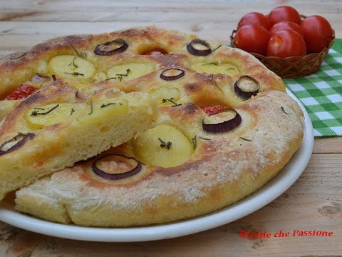 Focaccia patate e cipolla al rosmarino - Ricette che Passione