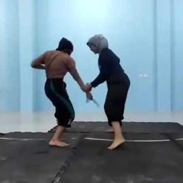 wanita berhijab mahir dlm silat menggunakn pedang..