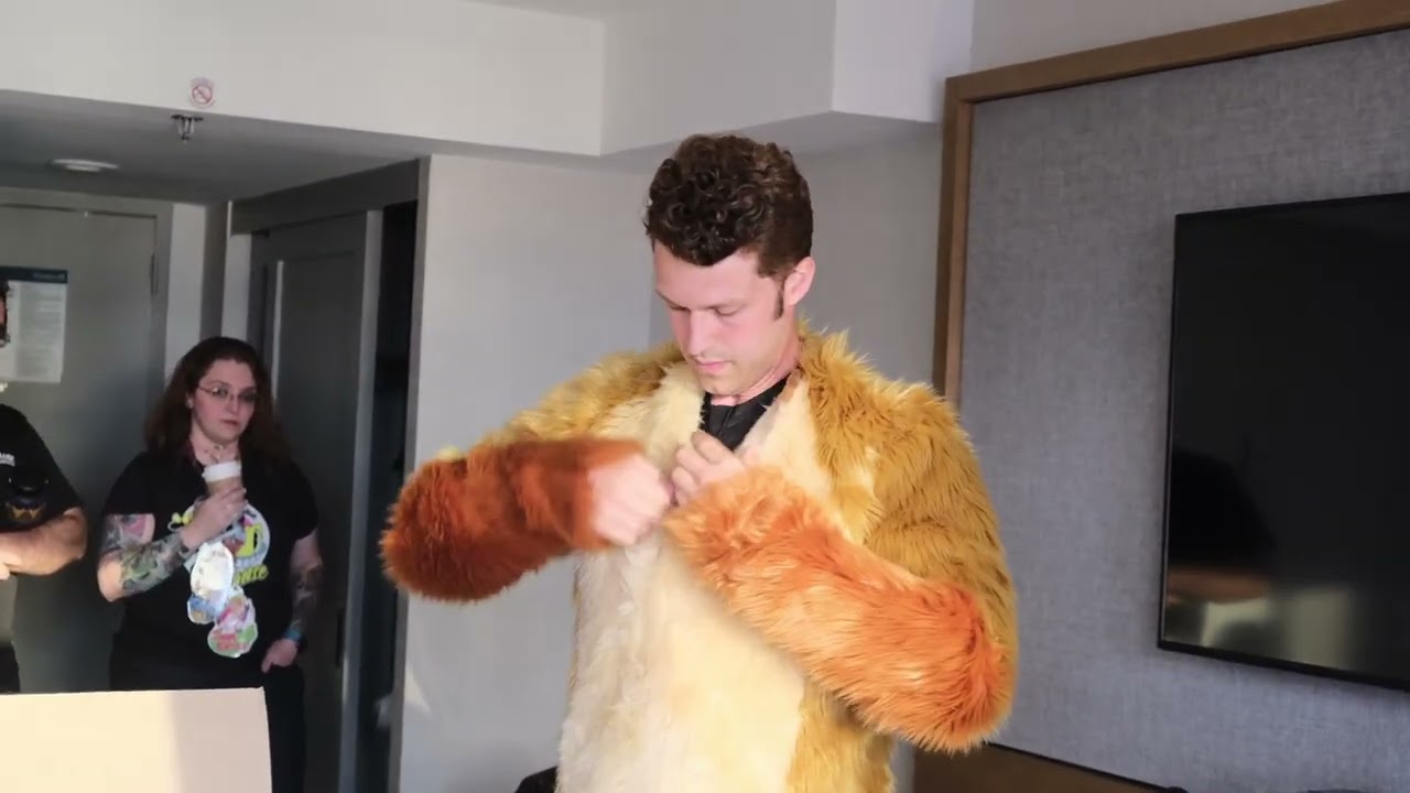 Chester's fullsuit unboxing!