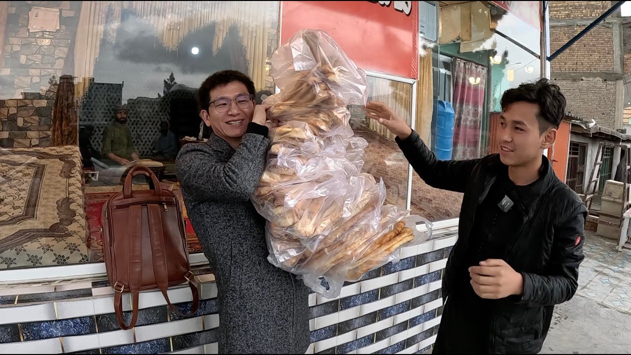 Молодой китаец часто опустошал свою лапшичную, чтобы помочь афганским уличным беженцам, что привл...