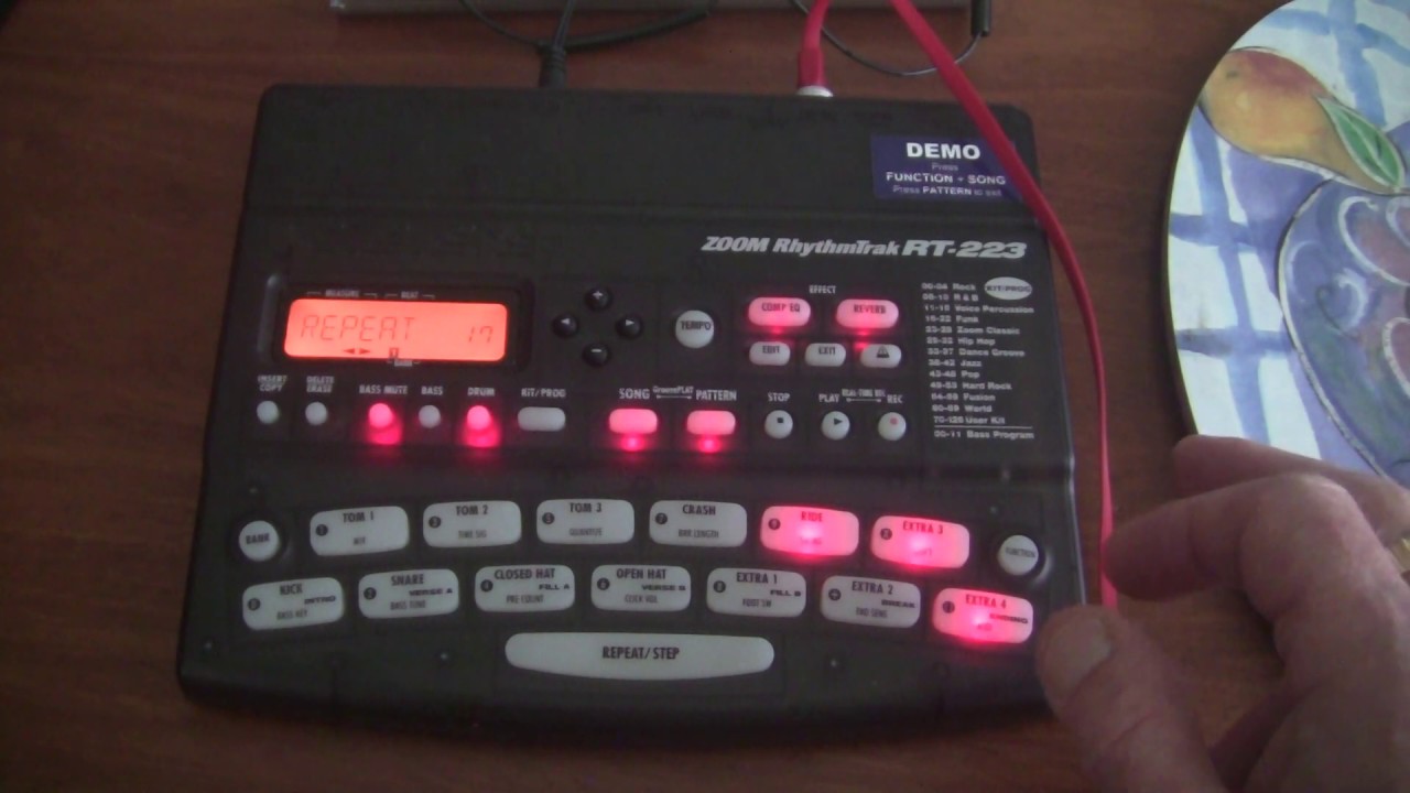 ZOOM RT-223 DRUM MACHINE IN GROOVE MODE