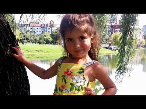 რუთი ეთამაშება მტრედებს  Ruth is playing with pigeons