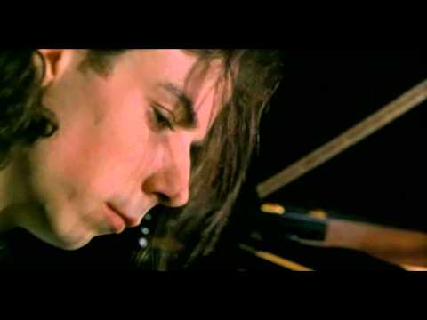 Video: Vai Džefrijs Rašs spēlēja klavieres spīdoši?