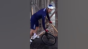 Il grimpe la tour Eiffel à vélo et bat un record