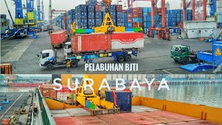 Proses bongkar muatan di Pelabuhan BJTI Surabaya