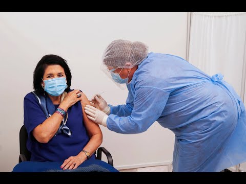 პრეზიდენტი კამარების წინ „ასტრაზენეკას“ ვაქცინით აიცრა