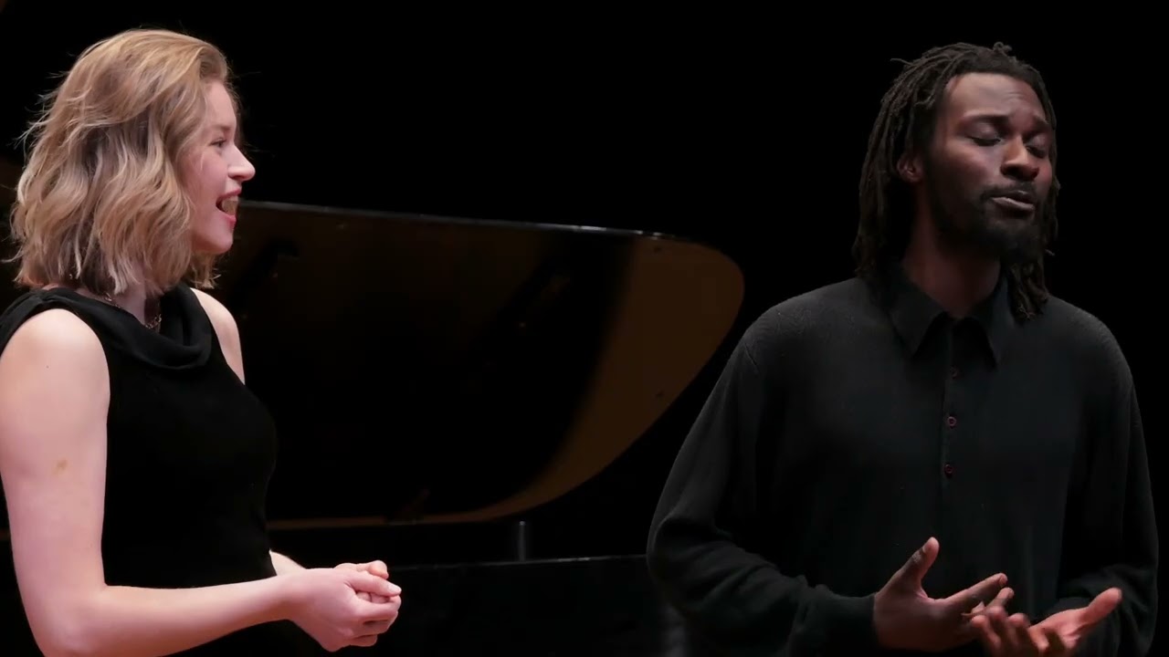 Pamela Ruiter-Feenstra, compositora y pianista, actúa junto a los cantantes David Magumba y Sasha Gusikhin en el dueto de Healing Bells "Boys will be boys? That's a lot of foolish noise!"