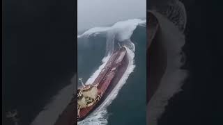 ONE WAVE CHANGED EVERYTHING 🌊😨 #oceanlife #ship #waves #storm#usa #weather