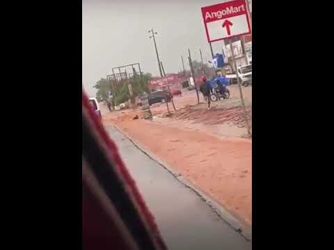 MUITO TRISTE: Mulher é arrastada pelas águas da chuva, em Luanda.