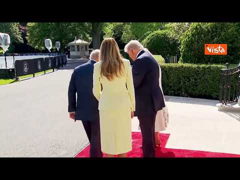 Video 'Braccio di ferro' tra Carlo e Trump durante la stretta di mano all'arrivo dei reali...