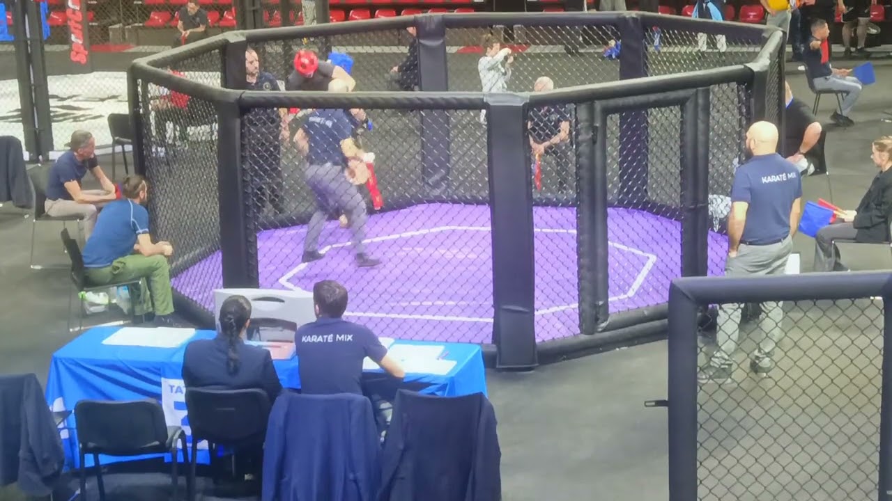 Championnat de France de Karaté mix MMA light Paris, premier combat (bleu)