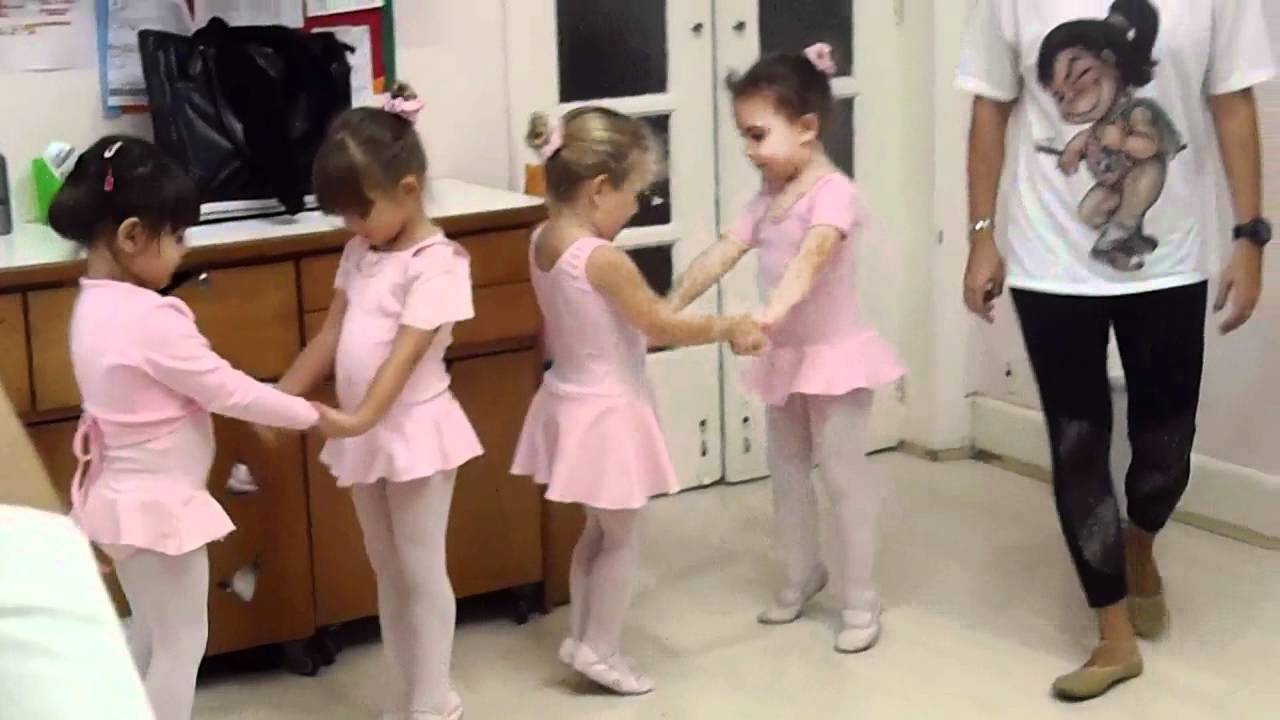 Aula de Balé com a professora Amanda Leal na Creche Criativa - 03