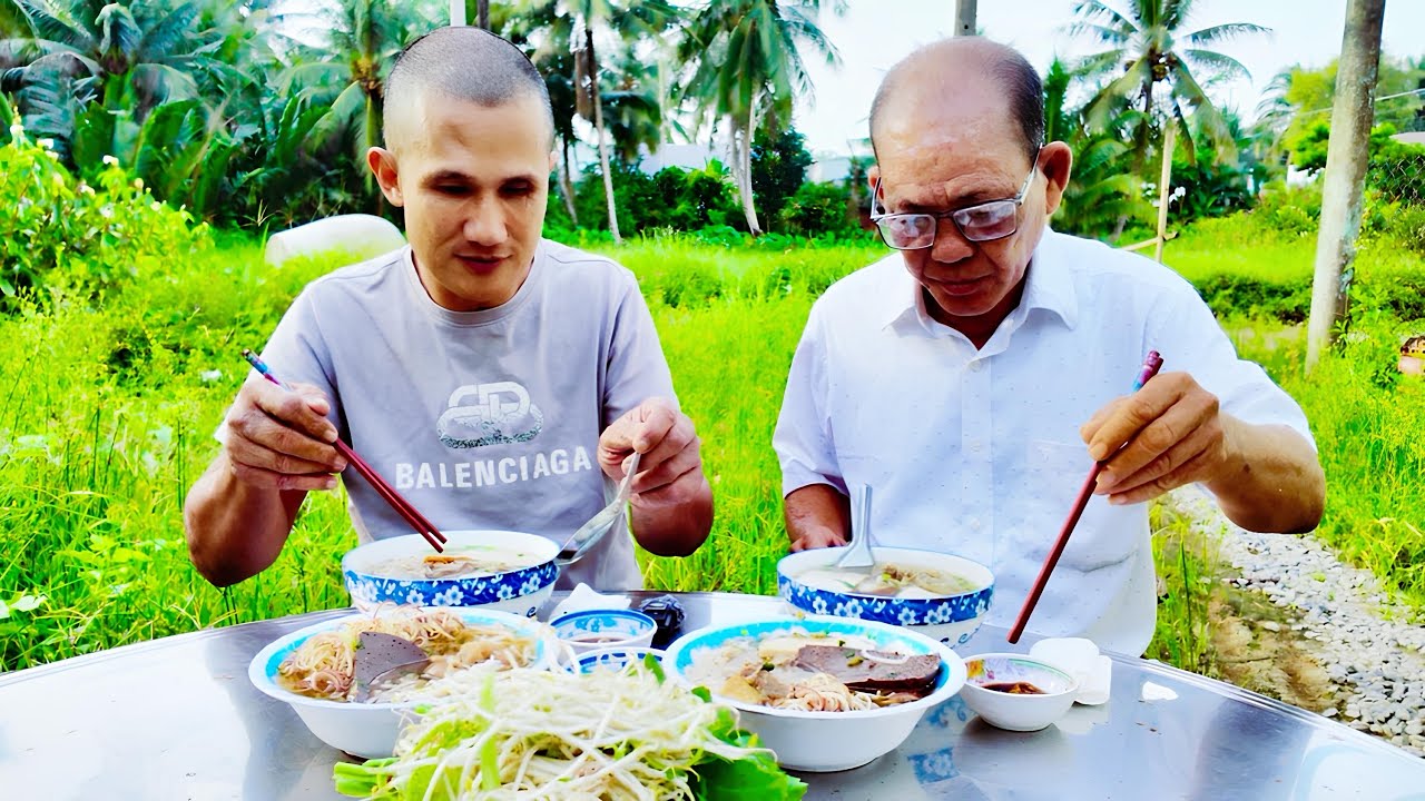 Ăn Sáng 4 Tô: Bún Riêu Cua – Hủ Tiếu Xương Nóng Hổi!