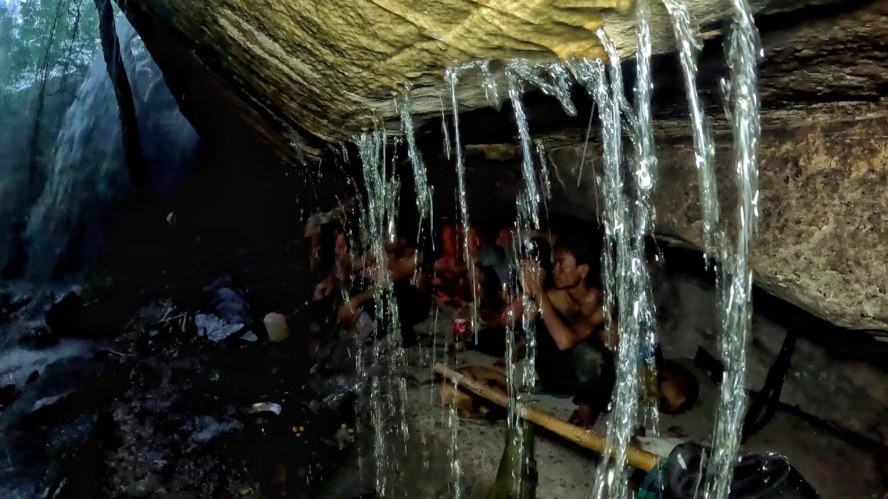 โดนฝนถล่มหนักเข้าไปหลบอยู่ในถ้ำโชคดีเจอทีมงานหากิน Hieng บ่าวเฮียง คนหากิน