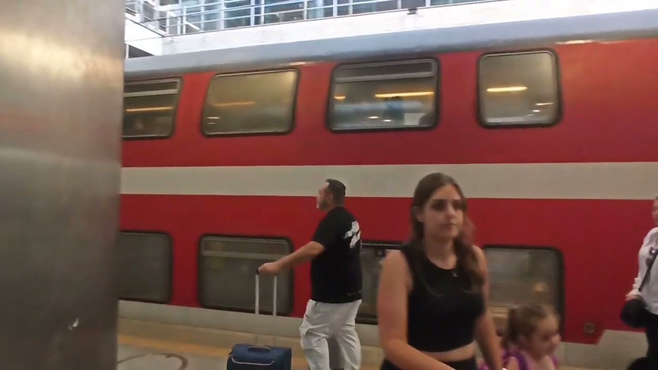 Двухэтажный поезд' Bombardier Double-deck Coach с тепловозом JT42BW. На станции Бен Гурион Аэропорт!