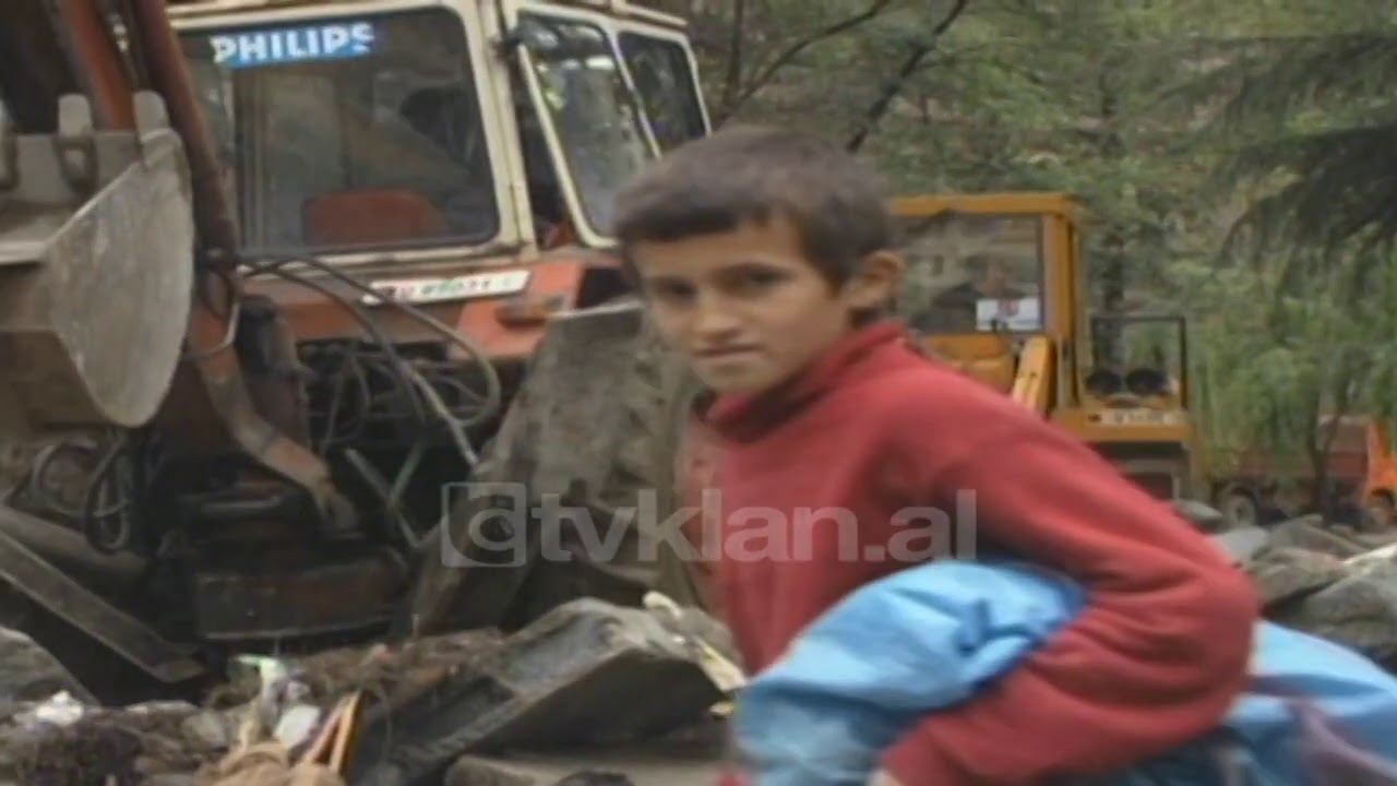 Parku Rinia pret kthimin ne identitet pas prishjes se lokaleve - (22 Prill 2001)