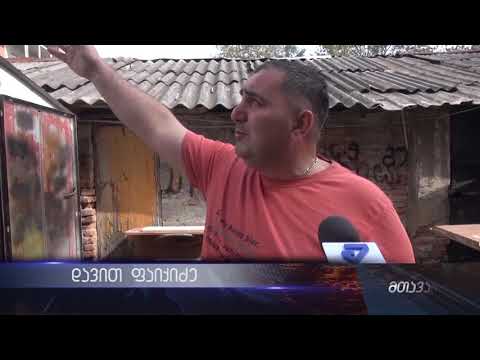 ზვიად გამსახურდიას ნომერ 21-იდან  პარაპეტის ნაწილი ჩამოინგრა