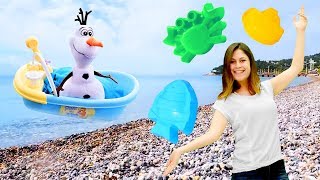 Karlar Ülkesi. Ayşe ve Olaf sahilde kumdan şekiller yapıyor. Çocuk videoları