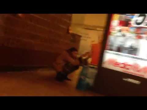 das-ist-berlin-bzw.-neukÖlln-/-frau-pinkelt-aufn-bahnsteig