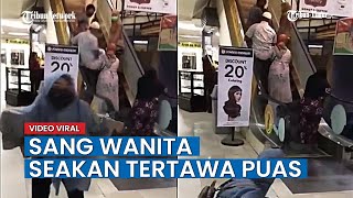 Wanita Ketawa Girang Melihat Sekelompok Orang Berjalan Salah Arah di Eskalator