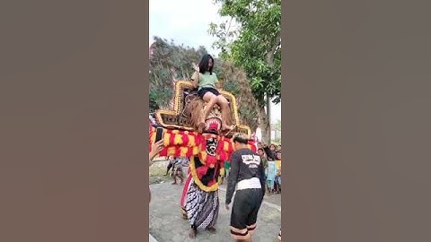 ibu muda cantik naik reog #shorts #reog #reogponorogo #ibu #muda #cantik #naik #seru #hiburan #ramai