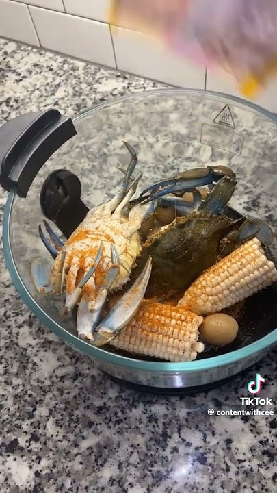 Woman Cooks Live Crab Boil Inside of Air Fryer #viralvideo