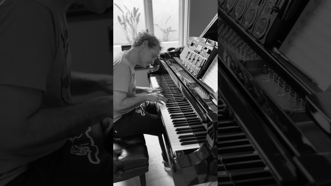 Tonton Walk To School (Solo Piano Version) from Tales From The Loop di YouTube