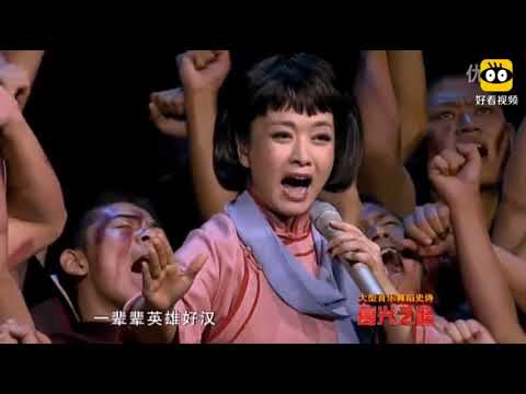 彭丽媛《曙色》听国母唱出“君王美梦破、一顶顶皇冠落地”习大大心里会是啥感觉，歌词真的很震撼