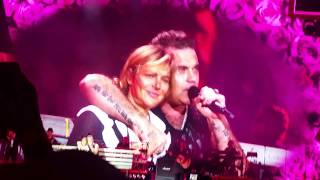 Video thumbnail of "Robbie Williams ☆ Ayda on stage ☆ Something Stupid ☆ live in Prague 19.08.2017"