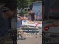 ناشط أمريكي كان يرتدي الكوفية الفلسطينية أراد شراء شطيرة من شخص متطرف فبصق عليه فلقنه درسا قاصي 