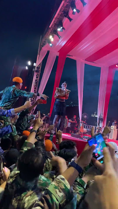 DIFARINA INDRA HEBOH GOYANGKAN TNI DI MONAS