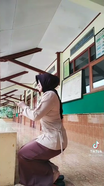 ibu guru seragam rok ketat