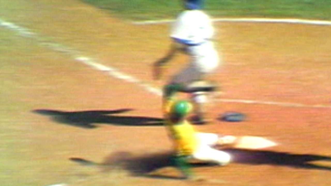 1974 WS Gm1: Holtzman scores on Campaneris' squeeze 