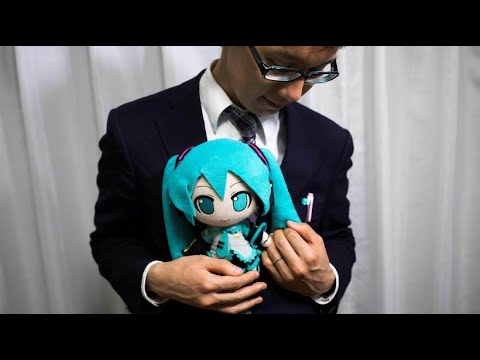 Video: Japaner Heiratet Ein Hologramm