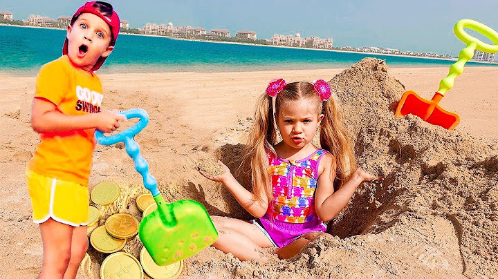 ديانا وروما يلعبان على الشاطيء مع بابا