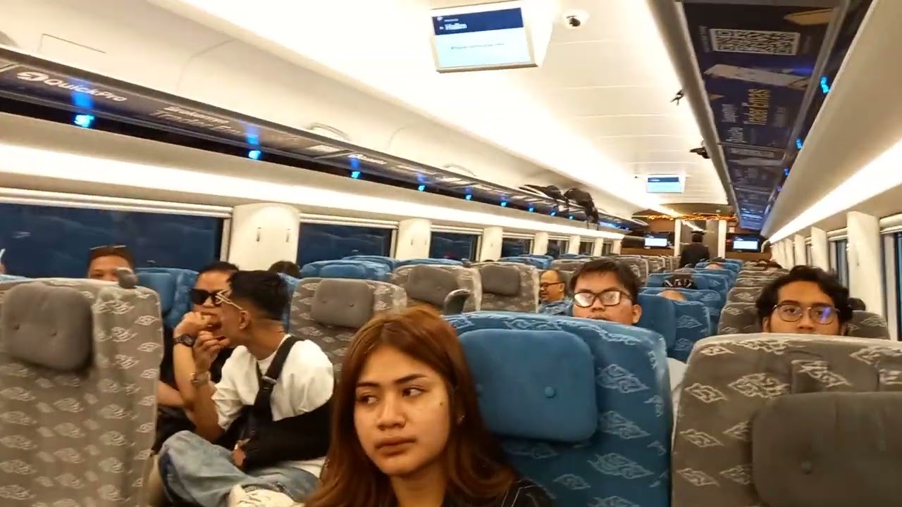 Kereta api Whoosh (1)