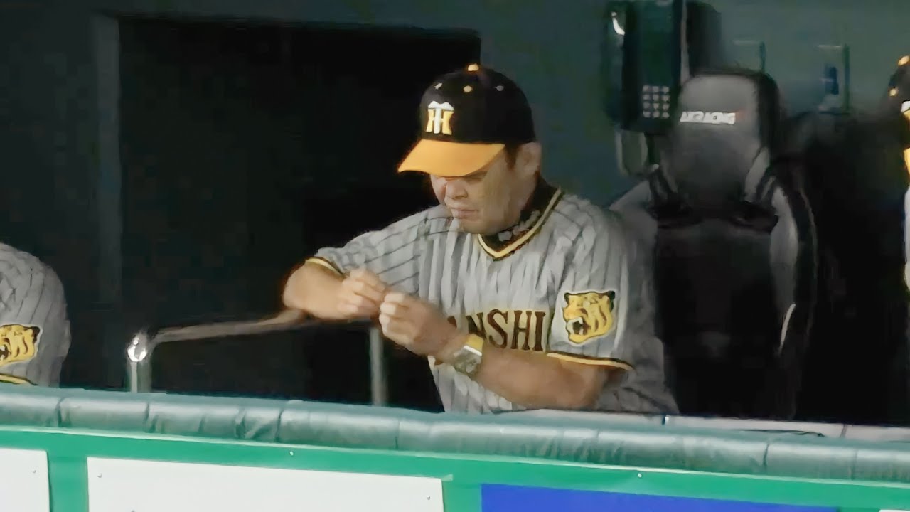 はよ食べたい】試合に集中しすぎてパインアメの袋破りに手こずる岡田