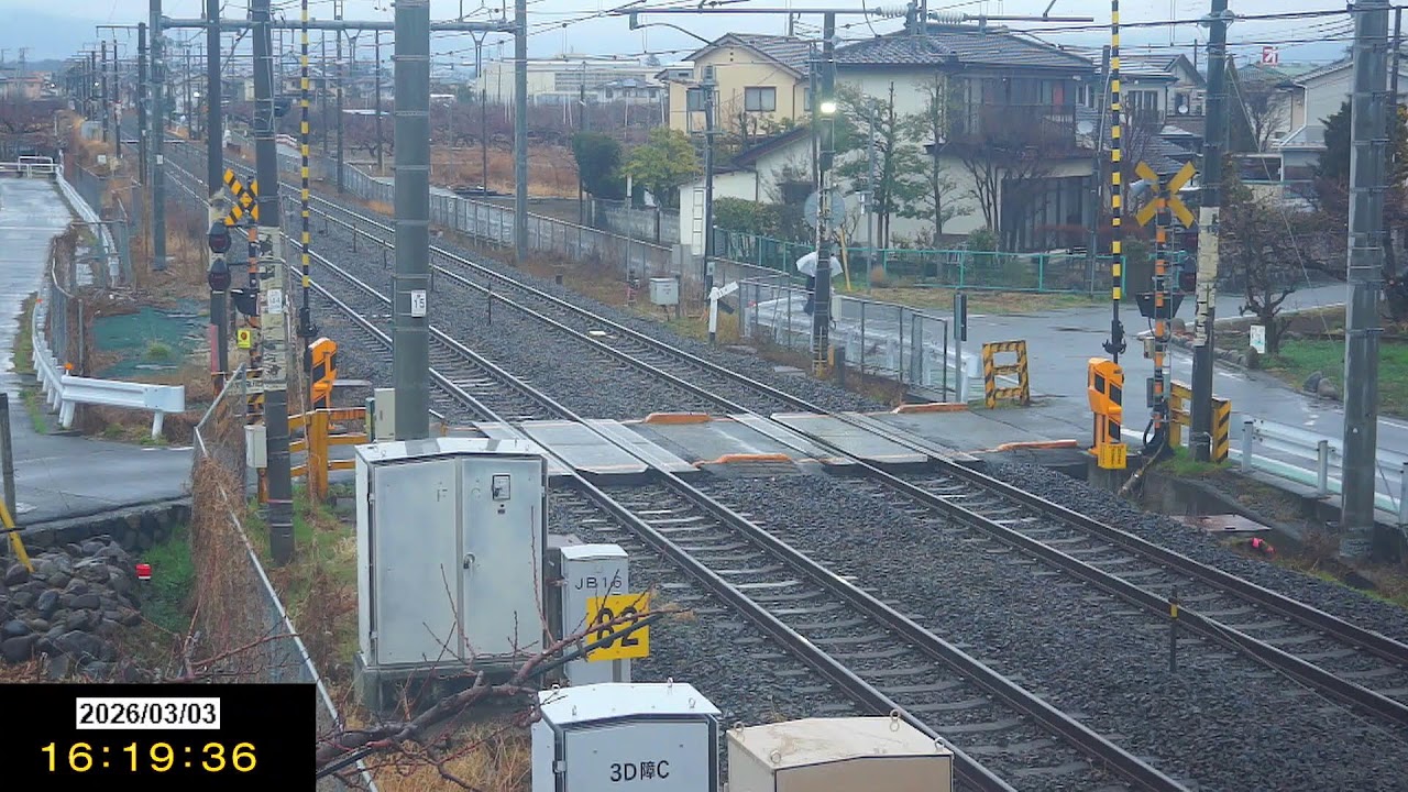 JR 中央本線ライブカメラ③（春日居町 ⇔ 石和温泉）熊野権現踏切【3月】