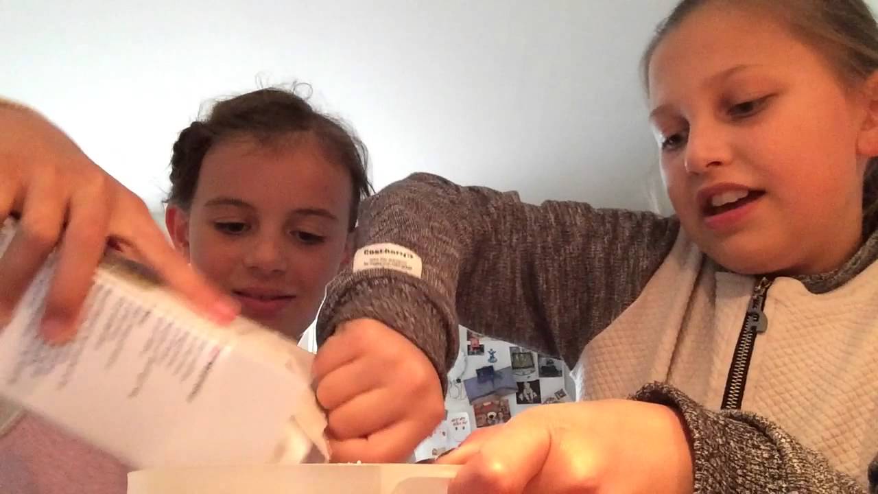 Vi bager halloween muffins YouTube