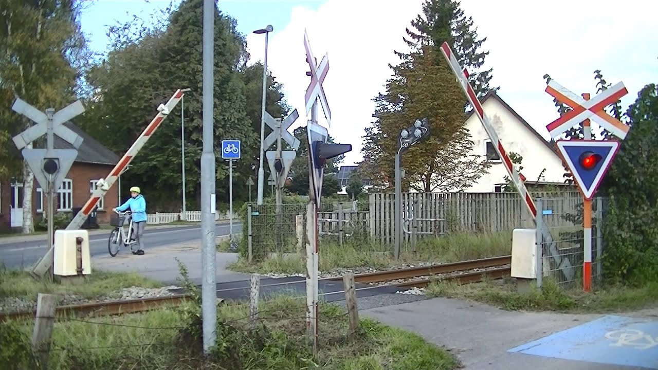 Spoorwegovergang Stenstrup (DK) // Railroad crossing // Jernbaneoverskæring