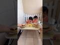 Anak kembar latihan berbagi #esmilytwins #anakkembarlucu #kembartapibeda