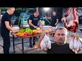 Carnicero corta un enorme cadáver de toro | selección de videos de cómo cocinar carne con verduras