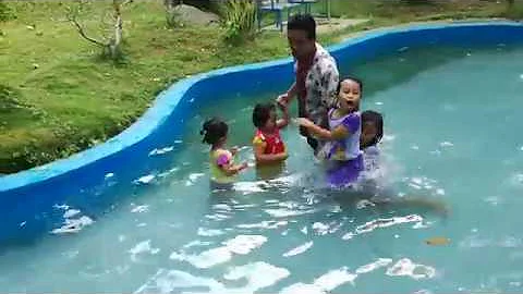 Berenang di kolam mini